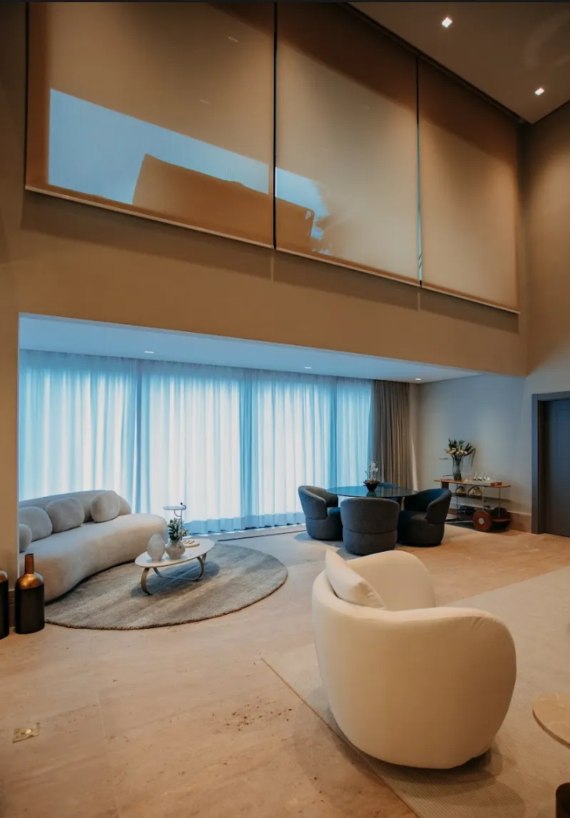 Sala com cortinas automatizadas
