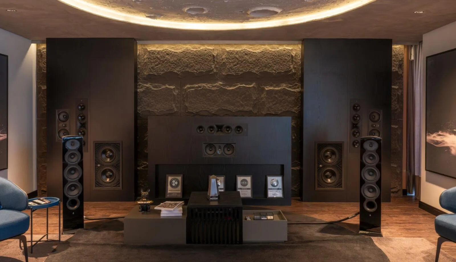 Sala de áudio com caixas de som